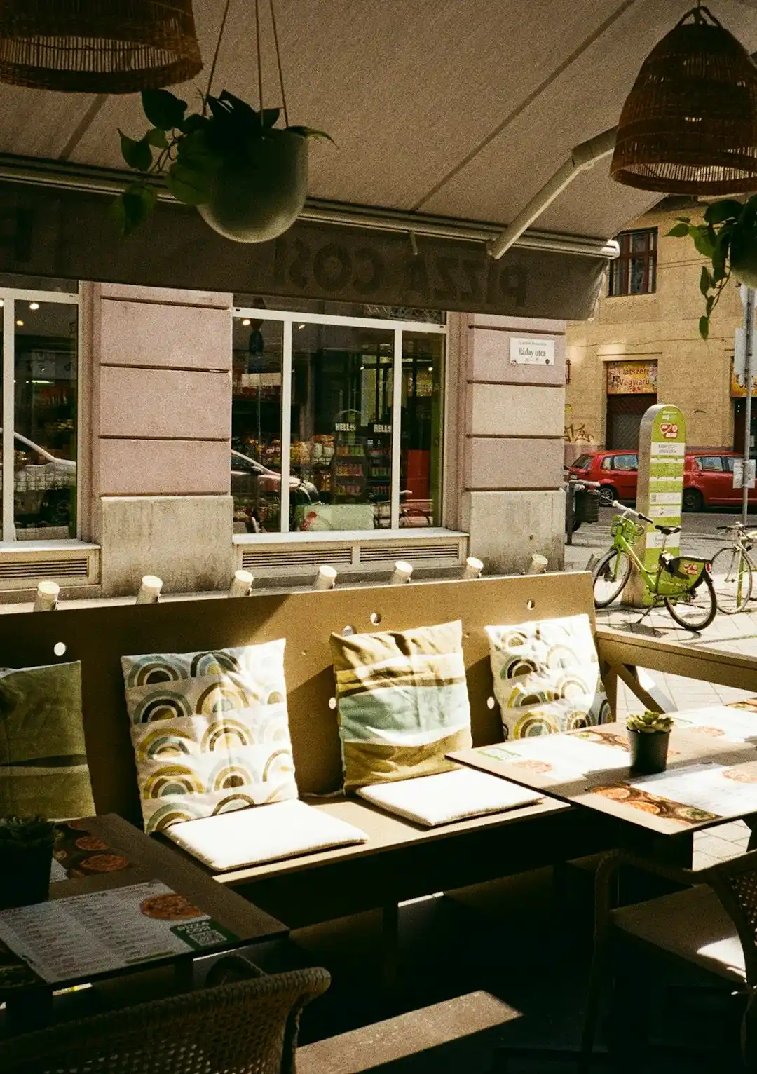 Kép egy kávézóról